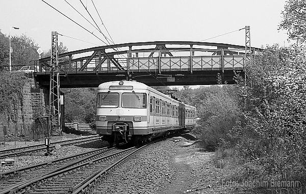 Straßenbrücke beim Bahnhof Köln-Dellbrück mit DB-Triebwagen 420 143